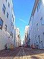 Ruelle derrière le bâtiment en direction du sud