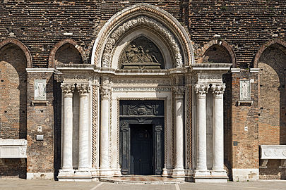 Portale della basilica dei Santi Giovanni e Paolo.