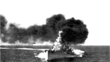 Vue d'un navire de guerre en mer avec une explosion à l'arrière
