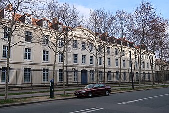 Façade sud de l'École militaire.