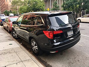 Honda_Pilot_(3rd_generation)_rear_view_in_NYC