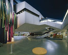 Zicht op het trappenhuis en de 'zwevende' statenzaal