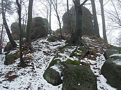 Základy skalního hradu Klenov na vrcholu Zámčisko