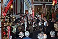 Jemaat menyalakan lilin Paskah mereka di Adelaide, Australia).