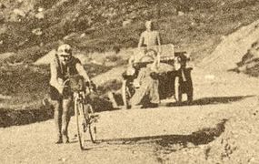 Octave Lapize en 1910 dans la mythique étape Luchon - Bayonne (326 km sans assistance, parti à 3 h 30 du matin et arrivé le premier à 17 h 40).