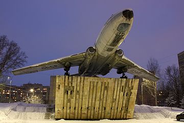 Ту-104 на постаменті в Рибінську