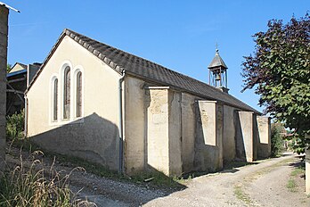 Abside droite et murs à contreforts.