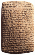 Einer der Amarna-Briefe, Tontafeln in akkadischer Keilschrift des Palastarchives des Pharao Echnaton, die u. a. von assyrischen Kontakten zeugen.
