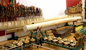 Set vajang kulita i dela gamelanske muzičke kolekcije, indonezanske sekcije Muzeja muzičkih instrumenata, Feniks, Arizona, Sjedinjene Države