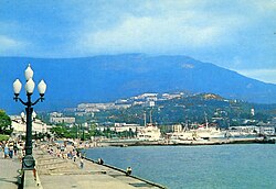 Tap left:Swallow's Nest an Aurora Cliff, Tap richt:Livadia Palace, Center:View o Moont Ai Petry an Naberezhna watterfront aurie, Bottom left:Alexander Nevski Cathedral, Bottom richt:Yalta Intourist Hotel