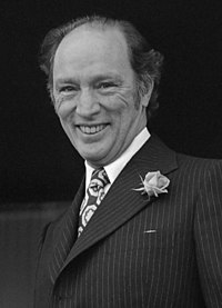 Pierre Elliot Trudeau enseigne le droit à Bernard Landry pendant les années 1960. Les deux hommes s'affrontent ensuite sur la scène politique.