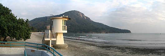 貝澳泳灘東部黃昏時分，後方為芝麻灣半島