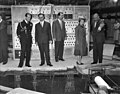 Thisse (rechts) geeft uitleg tijdens bezoek van koningin Elisabeth II aan het lab in 1956