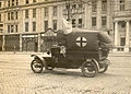Ambulans Czerwonego Krzyża mijający główny gmach poczty w Dublinie