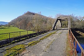 Un pont en béton et un terril en arrière-plan.