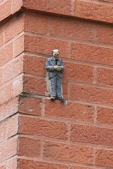 Statuette ornant le mur du cinéma (Isaac Cordal 2015).