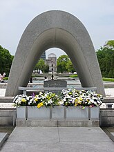 Memorialul victimelor bombei atomice, cu domul bombei atomice în depărtare, Hiroshima, Japonia