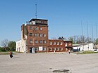 Der Flughafen Devau bei Königsberg war einer der frühen Verkehrsflughäfen der Welt. Eingerichtet 1920, erhielt er 1922/23 ein vom Königsberger Architekten Hanns Hopp entworfenes Flughafengebäude. KW 02 (geplant ab 9. Januar 2022)