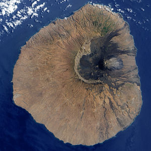 תצלום לוויין של פיקו דו פוגו, הר געש שכבתי פעיל המרכיב את האי פוגו שבאיי כף ורדה.