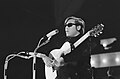 José Feliciano mit Gitarre und zwei an Schwanenhälsen befestigten Sennheiser MD 421-Mikrofonen (1970)