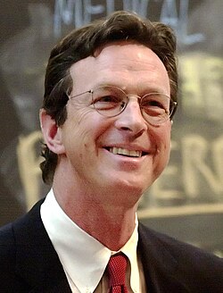 Michael Crichton puhumassa Harvardissa vuonna 2002.