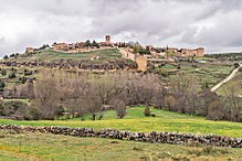 Pedraza desde la carretera de acceso