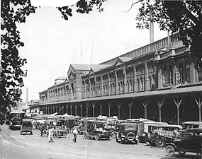 Vendors along the B Street Wing (Constitution Avenue)