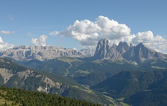 Das Sellajoch in der Bildmitte zwischen Sellagruppe (links) und Langkofelgruppe (rechts)