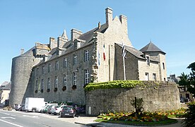 Le château de Pont-l'Abbé vu de la rue Jean-Jaurès