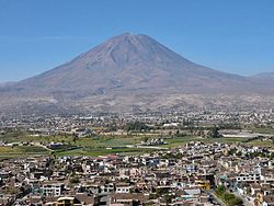 Arequipa med vulkanen Misti i bakgrunnen.