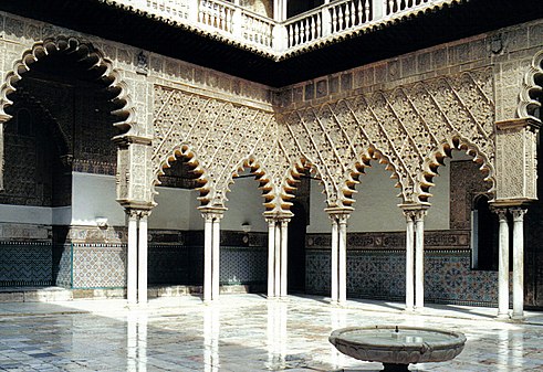 Le patio de las Doncellas en l'an 2000, avec le pavement de marbre posé en 1581-1584.