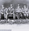Лозе (другий ліворуч) в руїнах замку Доблена (1942)