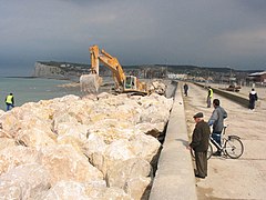 L'immense talus amortisseur de roches mis en place en 2004 du côté du Tréport afin de ne pas submerger Mers est censé enrayer 80 % des franchissements d'eau de mer.