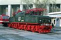 Industrielokomotive mit Scheren­strom­ab­neh­mern für Mittel- und Sei­ten­fahr­lei­tung