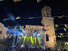 Multitudinaria verbena en la Plaza de Antillón. Iglesia de la Inmaculada al fondo. Fiestas Patronales de Santa Eulalia del Campo. Agosto de 2023