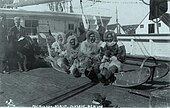 Photographie de quatre personne sur le pont d'un bateau