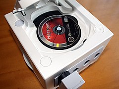 GameCube avec un disque de Metroid Prime inséré.