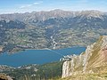 Vue du lac de Serre-Ponçon et du pont de Savines depuis le pic de Morgon