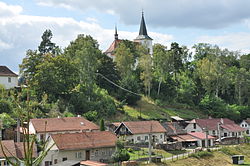 Pohled na místní kostel v roce 2013.