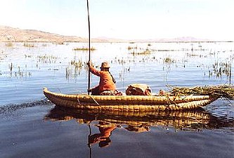 Uros-Indiaanse in een rieten boot op het Titicacameer