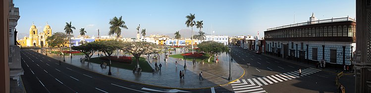 Nagtelike panorama van die Plaza de Armas in Trujillo.