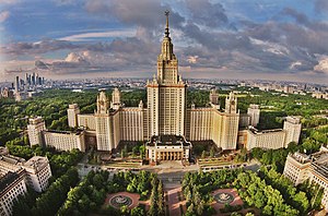 הבניין הראשי של אוניברסיטת מוסקבה הוא הבניין המרכזי באוניברסיטת מוסקבה בגבעת הדרור. המבנה הוא הגבוה מבין "שבע האחיות" ונבנה בסגנון הבניה קלסיציזם סטליניסטי. גובה המבנה בן 32 הקומות ללא הצריח הוא 183.2 מטרים (עם הצריח - 240)