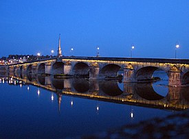 Ponte sobre o Loire em Blois.