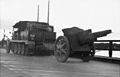 Sd.Kfz. 7 mit Artillerie-Aufbau und angehängtem Geschütz beim Überqueren eines Flusses auf einer Brücke in der Sowjetunion, Sommer 1941