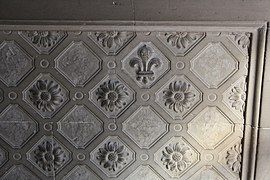 Intérieur - l'un des rares symboles royaux ayant survécu à la Révolution.