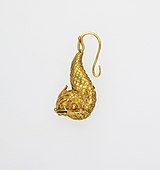 Arete con forma de delfín; Siglo V AC; oro; 2.1 × 1.4 × 4.9 cm; Metropolitan Museum of Art