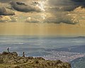 Panorama sur la plaine de Thrace et la ville de Sliven (Bulgarie) d’un promontoire du Grand Balkan