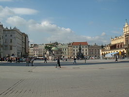 Oostelijk deel van de Rynek Główny met in het midden de Kerk van Sint-Adalbert en rechts de Lakenhal