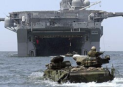Amtracs kehren zum amphibischen Angriffsschiff zurück