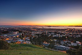 Uitzicht op Berkeley vanuit de Berkeley Hills met de universiteit op de voorgrond, daarachter de stad en de baai en op de achtergrond San Francisco en de Golden Gate Bridge.